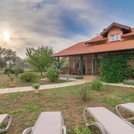 Haus Toni Fuer 9 Personen Holiday home Murvica (Policnik)