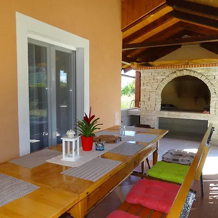Haus Toni Fuer 9 Personen Holiday home Murvica (Policnik)